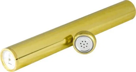 adorini humidoriputki ja kullanvärinen kosteusmittari